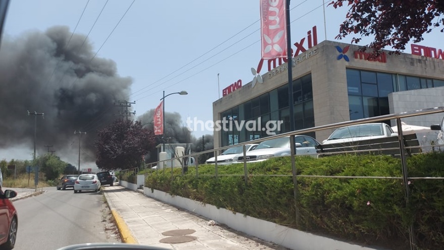 Θεσσαλονίκη: Σε εξέλιξη μεγάλη φωτιά κοντά σε αμαξοστάσιο του ΟΑΣΘ