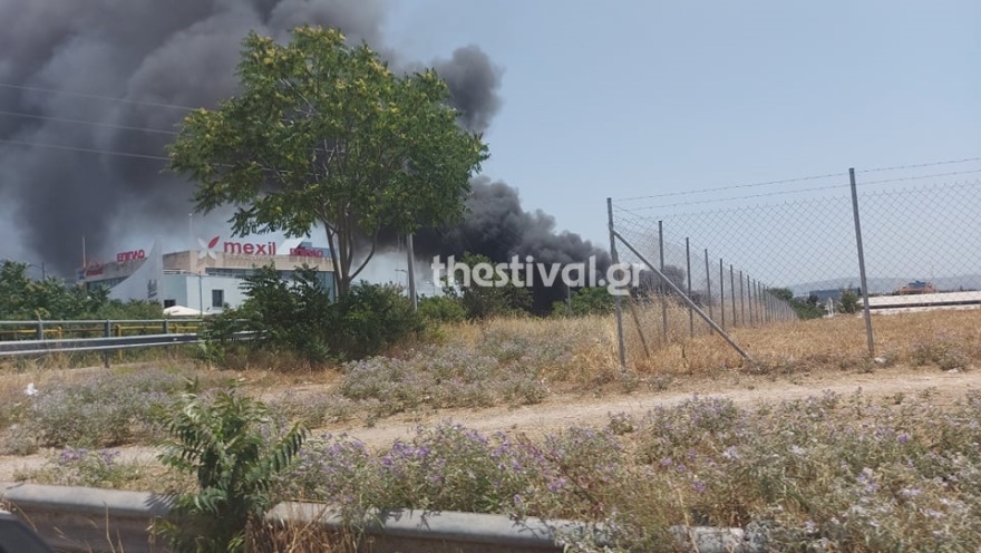 Θεσσαλονίκη: Σε εξέλιξη μεγάλη φωτιά κοντά σε αμαξοστάσιο του ΟΑΣΘ