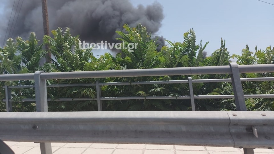 Θεσσαλονίκη: Σε εξέλιξη μεγάλη φωτιά κοντά σε αμαξοστάσιο του ΟΑΣΘ