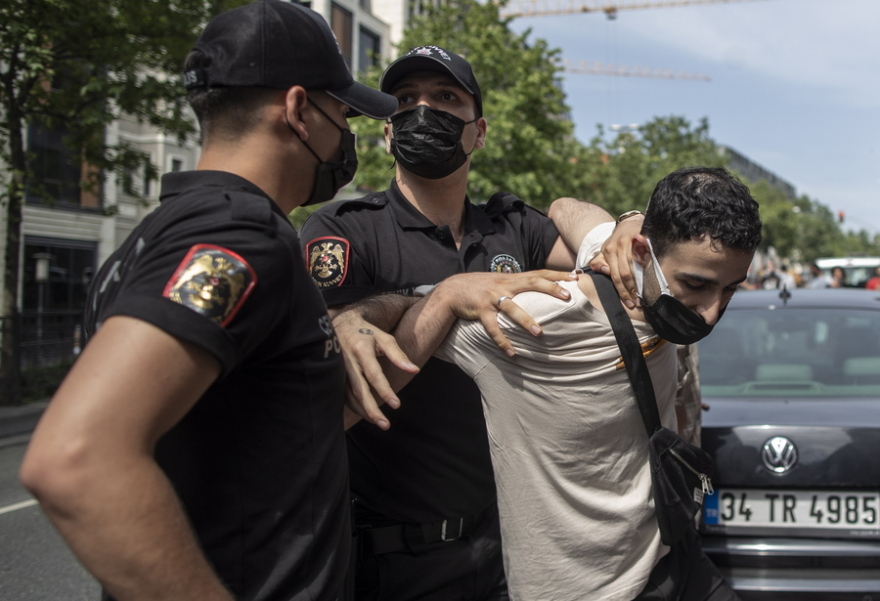 Κωνσταντινούπολη: Δακρυγόνα και συλλήψεις στην πορεία Pride που οργανώθηκε παρά την απαγόρευση