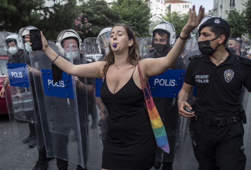 Κωνσταντινούπολη: Δακρυγόνα και συλλήψεις στην πορεία Pride που οργανώθηκε παρά την απαγόρευση