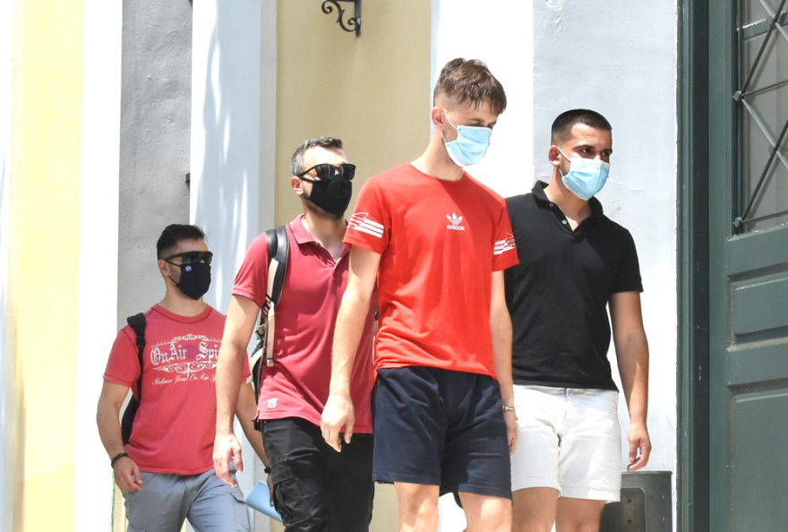 Προθεσμία για να απολογηθούν την Πέμπτη πήραν οι δύο συλληφθέντες για τον βιασμό επί τρεις ημέρες της 19χρονης