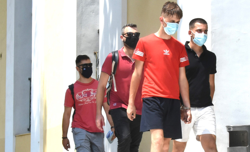 Προθεσμία για να απολογηθούν την Πέμπτη πήραν οι δύο συλληφθέντες για τον βιασμό επί τρεις ημέρες της 19χρονης