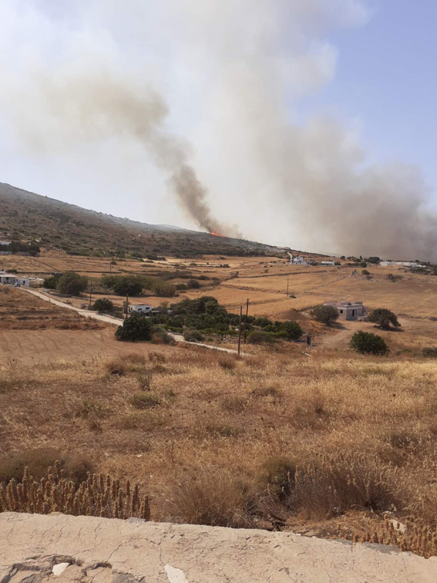 Πυρκαγιά στην Πάρο: Σε ύφεση - Χωρίς ενιαίο μέτωπο η φωτιά, διάσπαρτες οι εστίες