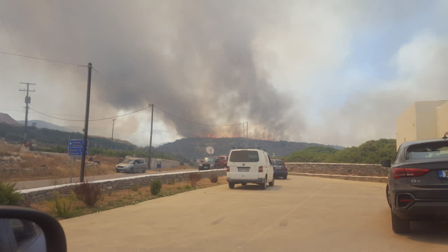 Πυρκαγιά στην Πάρο: Σε ύφεση - Χωρίς ενιαίο μέτωπο η φωτιά, διάσπαρτες οι εστίες