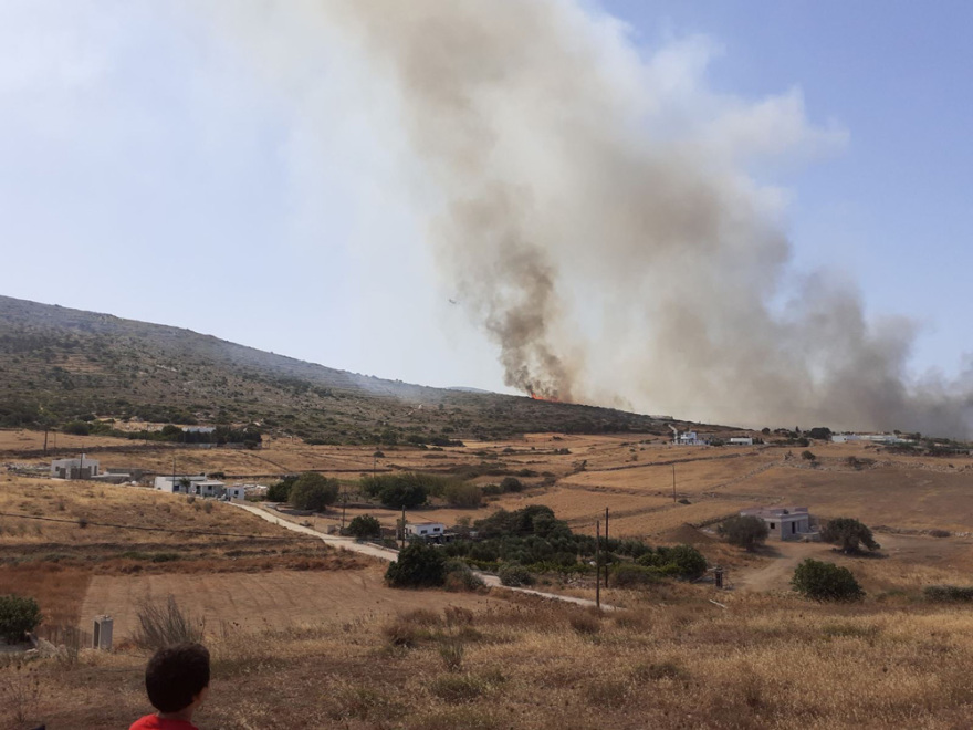 Πυρκαγιά στην Πάρο: Σε ύφεση - Χωρίς ενιαίο μέτωπο η φωτιά, διάσπαρτες οι εστίες