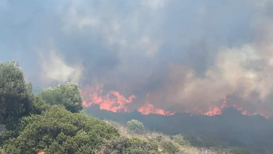 Πυρκαγιά στην Πάρο: Σε ύφεση - Χωρίς ενιαίο μέτωπο η φωτιά, διάσπαρτες οι εστίες