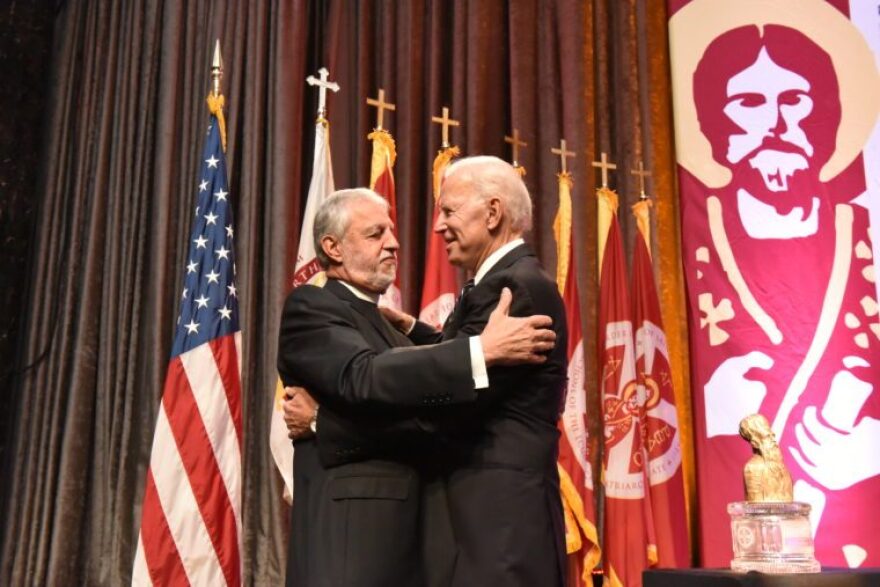 Στην Ηλεία ο στενός φίλος του Τζο Μπάιντεν, πατήρ Αλέξανδρος Καρλούτσος