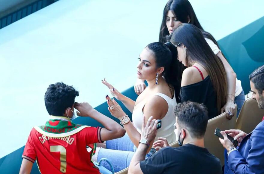 Κριστιάνο Ρονάλντο: Τι είναι αυτό που εξέχει μέσα από το μπλουζάκι της συντρόφου του;