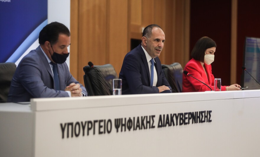 Αυτές είναι οι «διευκολύνσεις» για τους εμβολιασμένους: Όσα αλλάζουν σε εστίαση, μπαρ, θέατρα και γήπεδα