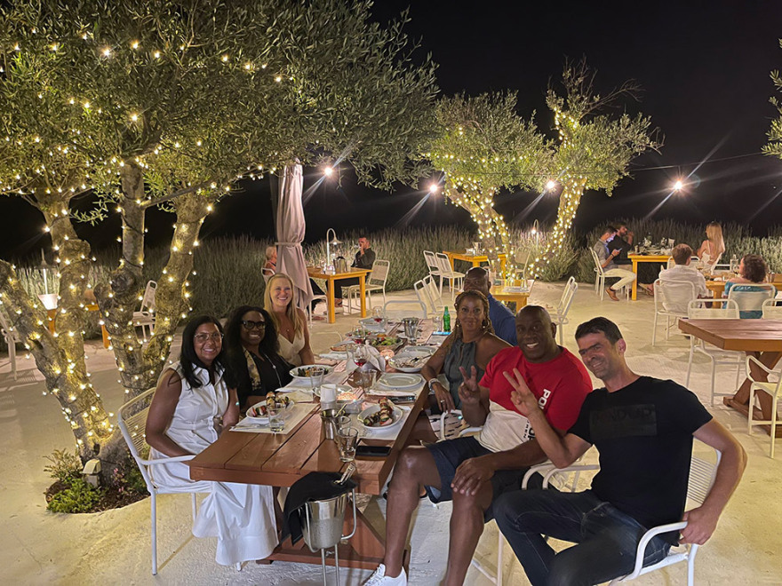 Ο Μάτζικ Τζόνσον στη Ζάκυνθο: Μετά το προσκύνημα στον Αγιο Διονύσιο ανακοίνωσε ότι αποκτά το 30% των Λέικερς!