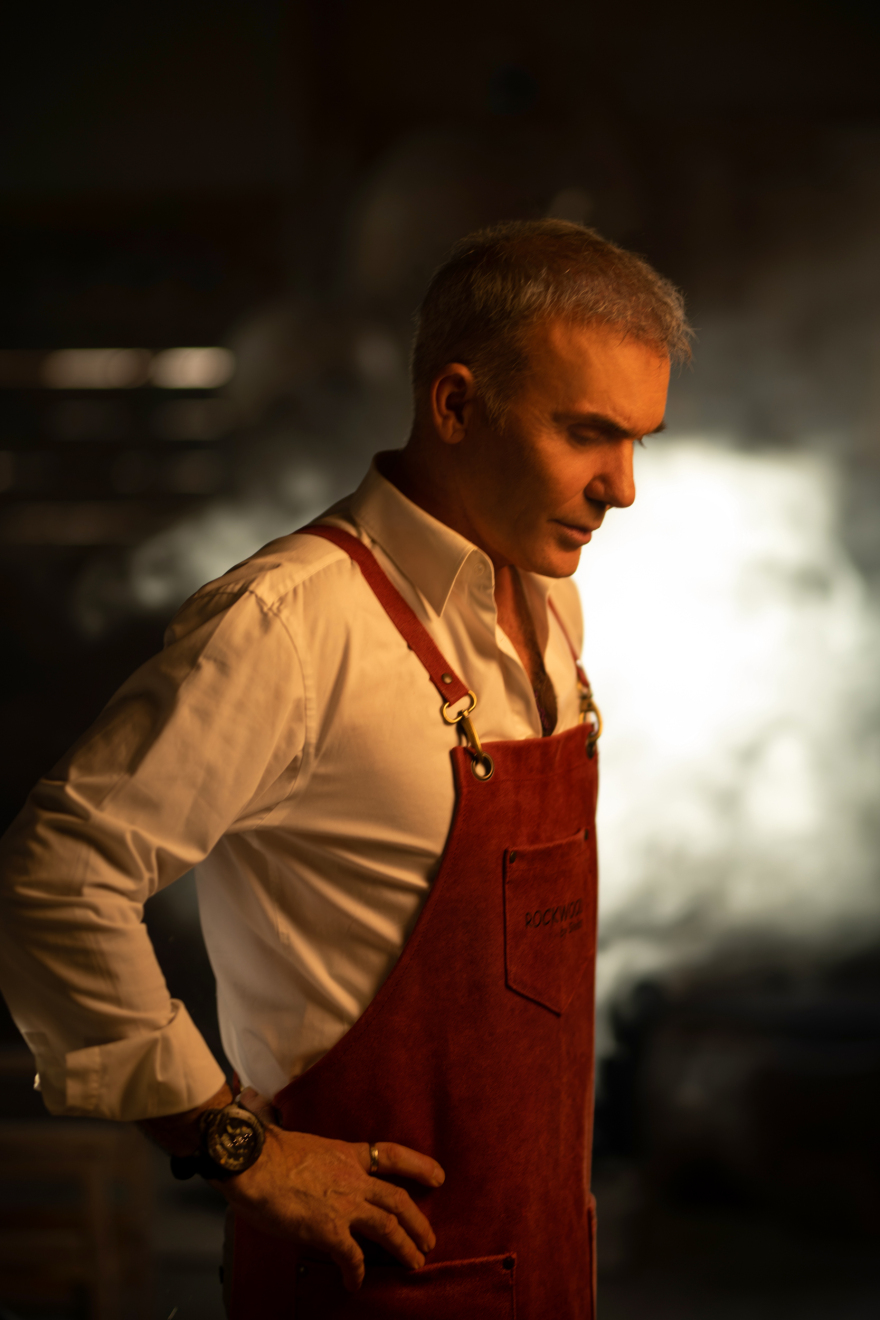 Στέλιος Ρόκκος: Παρουσιάζει έργα Τέχνης από ξύλο στο «Principote» στη Μύκονο 