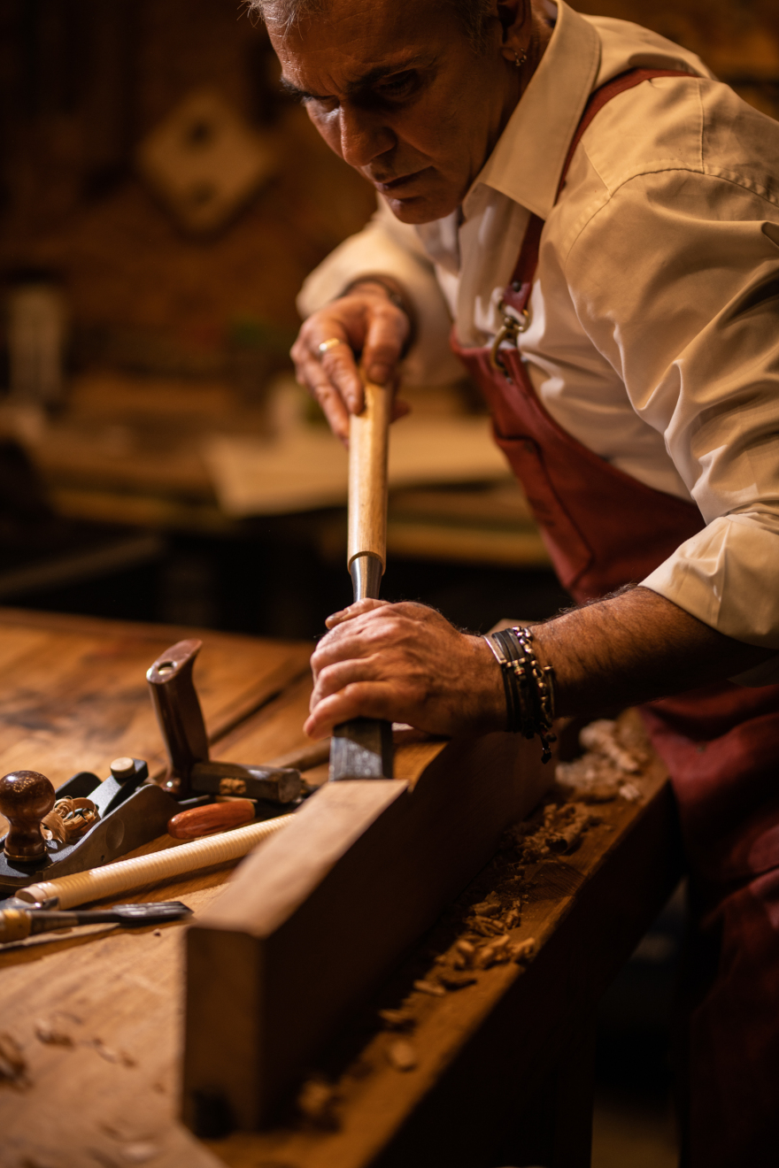 Στέλιος Ρόκκος: Παρουσιάζει έργα Τέχνης από ξύλο στο «Principote» στη Μύκονο 