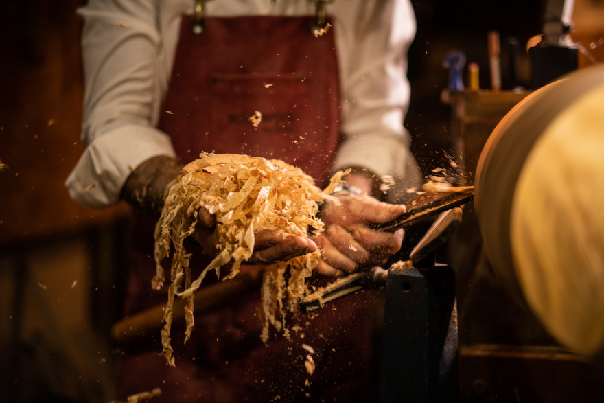 Στέλιος Ρόκκος: Παρουσιάζει έργα Τέχνης από ξύλο στο «Principote» στη Μύκονο 