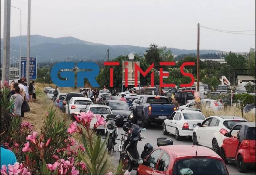 Θεσσαλονίκη: Το αδιαχώρητο στον παράδρομο της περιφερειακής από θαυμαστές του Μπαντέρας!