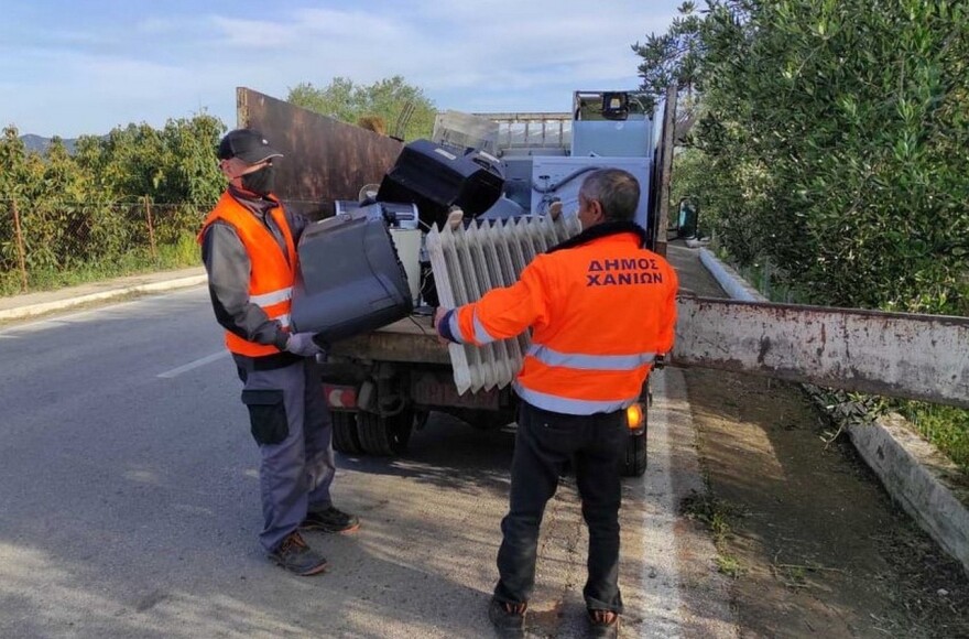 Κρήτη: «Πόρτα-πόρτα» ο Δήμος Χανίων συγκεντρώνει απόβλητα ηλεκτρικού εξοπλισμού - Δείτε φωτογραφίες