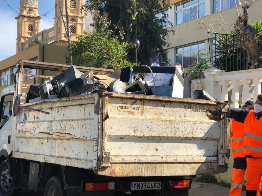 Κρήτη: «Πόρτα-πόρτα» ο Δήμος Χανίων συγκεντρώνει απόβλητα ηλεκτρικού εξοπλισμού - Δείτε φωτογραφίες