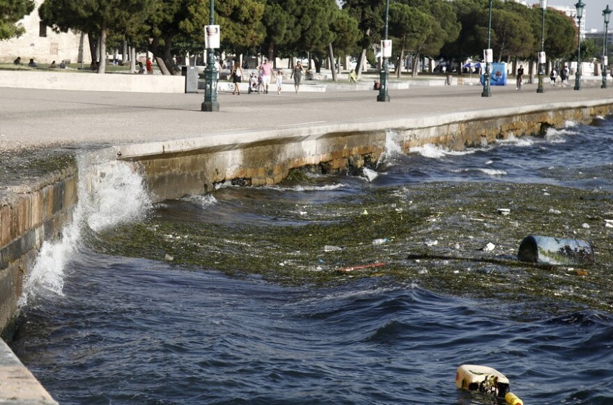 Θλιβερό θέαμα στον Θερμαϊκό: Γέμισε σκουπίδια - Φωτογραφίες