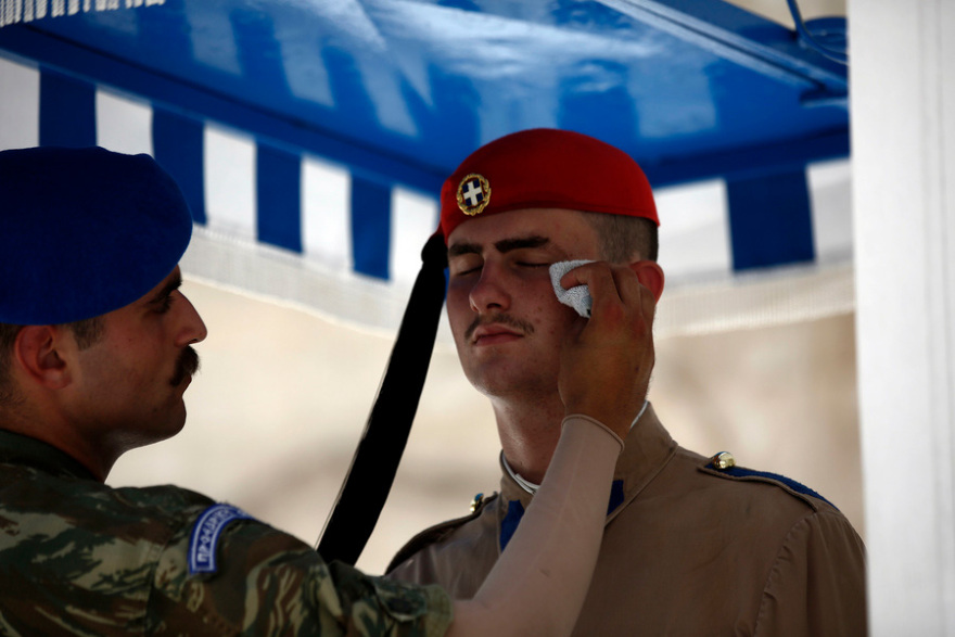 Φωτογραφίες: Πώς άντεξαν οι Εύζωνες στον καύσωνα