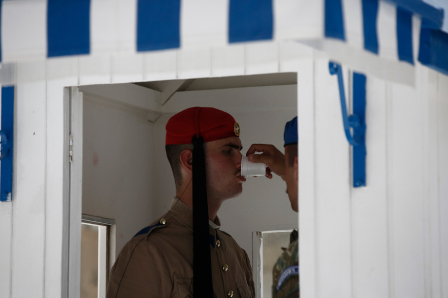 Φωτογραφίες: Πώς άντεξαν οι Εύζωνες στον καύσωνα