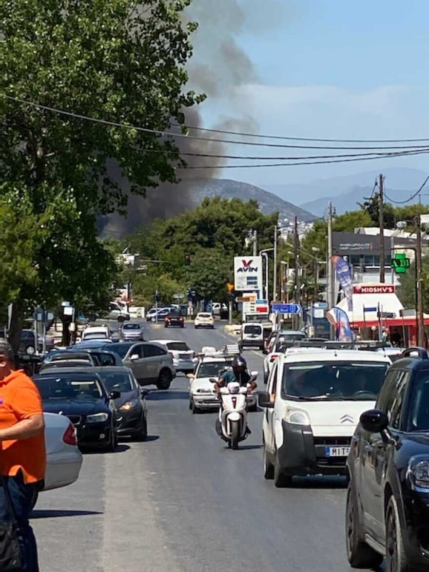 Φωτιά στη Νέα Κηφισιά: Βγήκαν στις αυλές οι κάτοικοι για να σβήσουν τις φλόγες (βίντεο + φωτό)