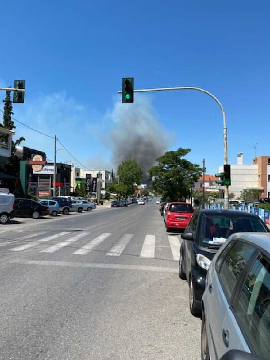 Φωτιά στη Νέα Κηφισιά: Βγήκαν στις αυλές οι κάτοικοι για να σβήσουν τις φλόγες (βίντεο + φωτό)