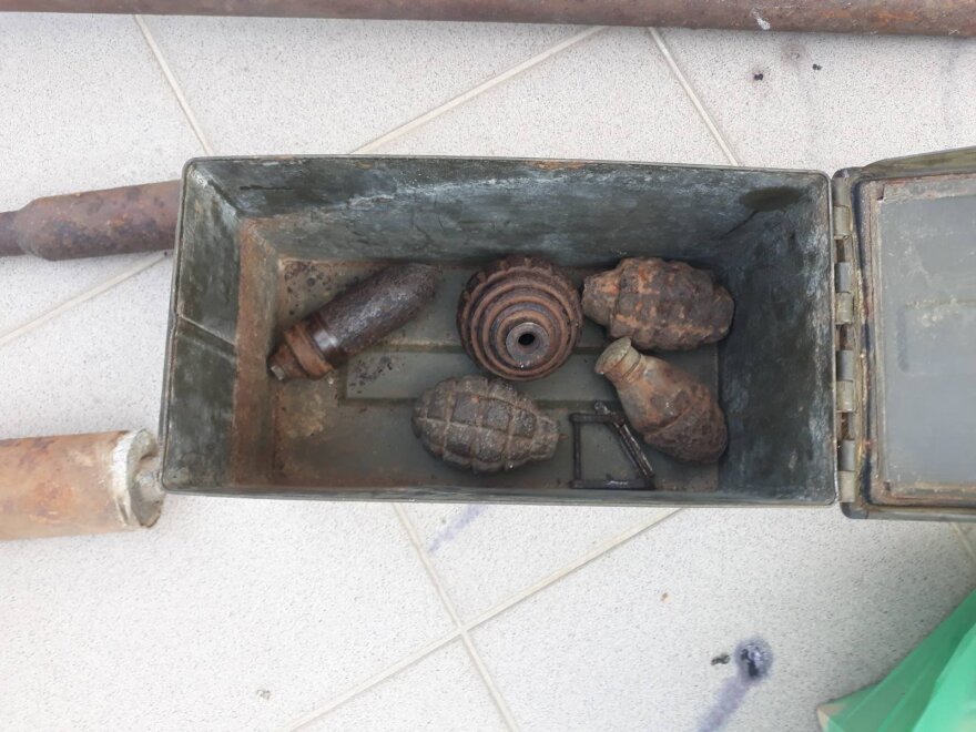 Φλώρινα: Βρήκαν οπλοστάσιο και αρχαιότητες σε σπίτι - Φωτογραφίες