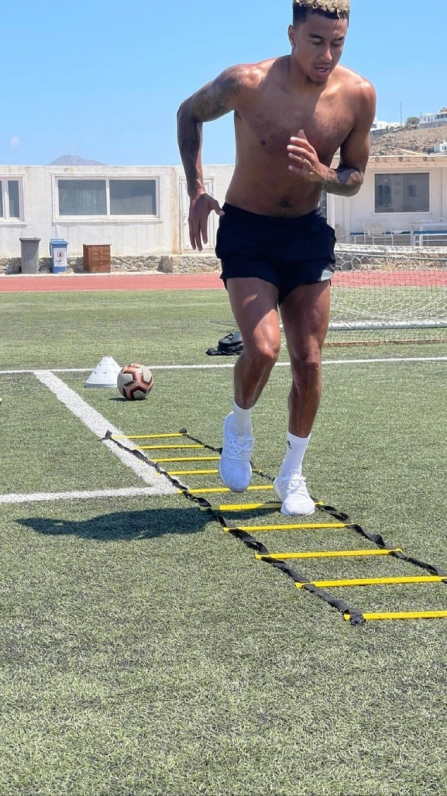 Από τη Γιουνάιτεντ στο... νησί των ανέμων: Ποδοσφαιρικό «reunion» Λίνγκαρντ - Γιανουζάι στo γήπεδο της Μυκόνου (φωτό)