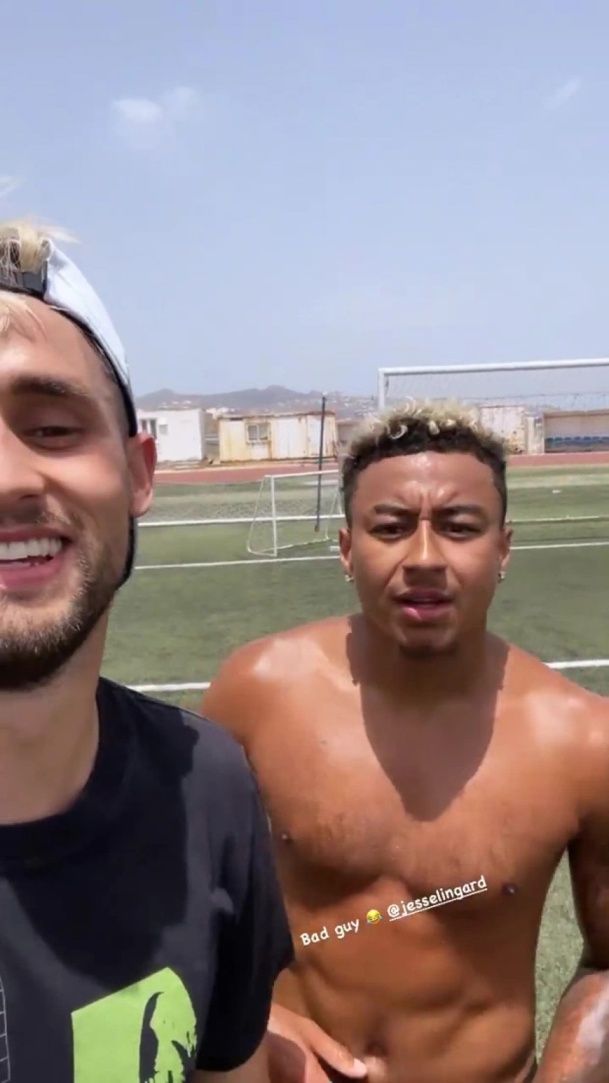 Από τη Γιουνάιτεντ στο... νησί των ανέμων: Ποδοσφαιρικό «reunion» Λίνγκαρντ - Γιανουζάι στo γήπεδο της Μυκόνου (φωτό)