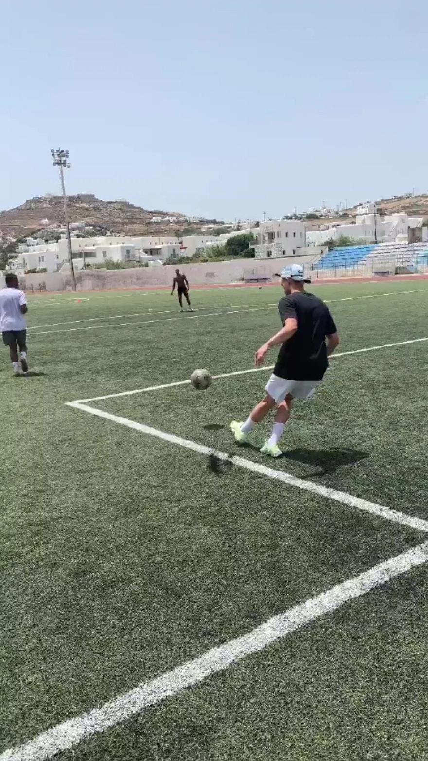 Από τη Γιουνάιτεντ στο... νησί των ανέμων: Ποδοσφαιρικό «reunion» Λίνγκαρντ - Γιανουζάι στo γήπεδο της Μυκόνου (φωτό)