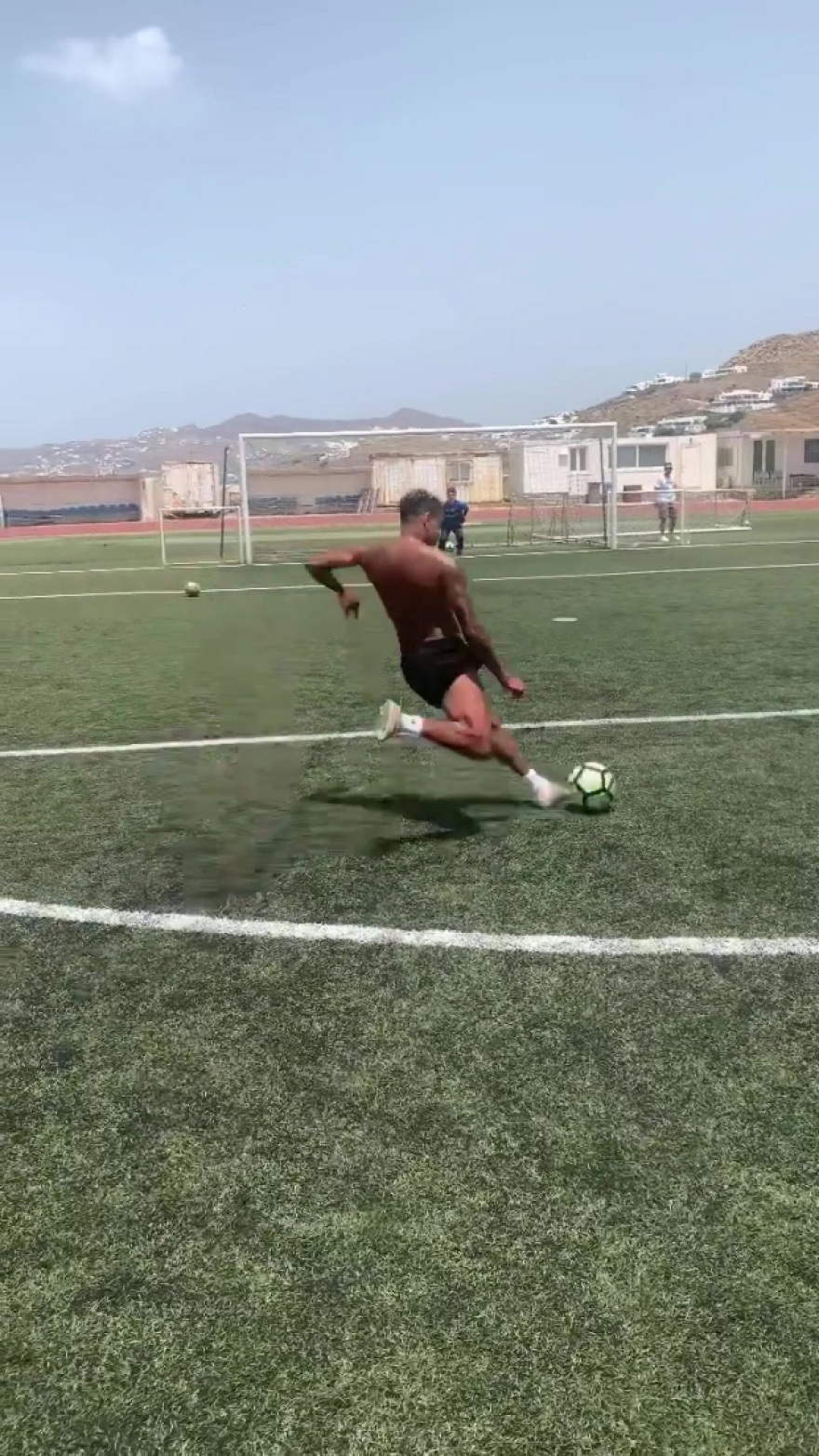 Από τη Γιουνάιτεντ στο... νησί των ανέμων: Ποδοσφαιρικό «reunion» Λίνγκαρντ - Γιανουζάι στo γήπεδο της Μυκόνου (φωτό)