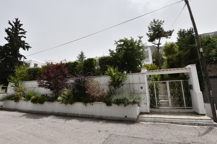 Ιστορία γραφειοκρατικής τρέλας με το Κτηματολόγιο: To Δημόσιο διεκδικεί το σπίτι του Στέλιου Μανωλά