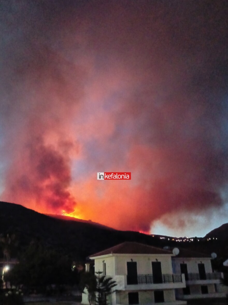 Φωτιά στην Κεφαλονιά: Άνιση μάχη με τους ανέμους και τις φλόγες δίνουν οι αρχές