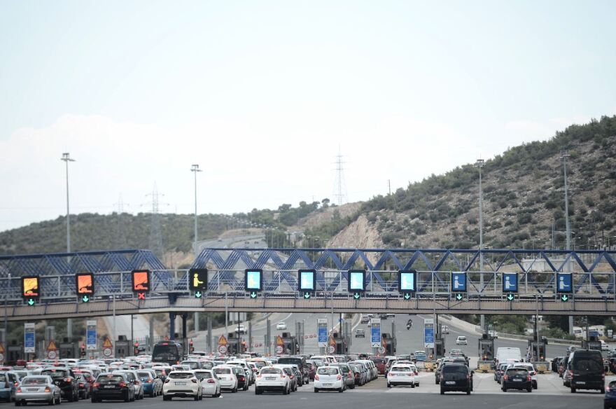 Αυξημένη κίνηση σε Ελευσίνα και Πειραιά - Όπου... φύγει, φύγει οι Αθηναίοι πριν την εφαρμογή των νέων μέτρων
