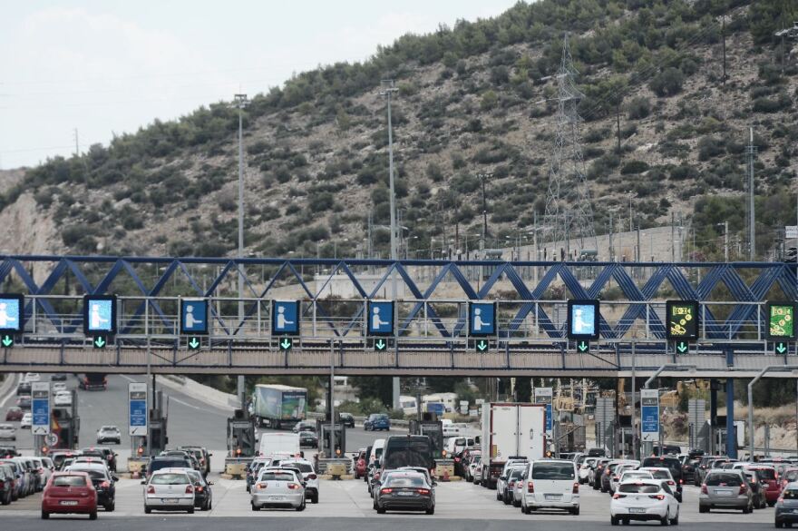 Αυξημένη κίνηση σε Ελευσίνα και Πειραιά - Όπου... φύγει, φύγει οι Αθηναίοι πριν την εφαρμογή των νέων μέτρων