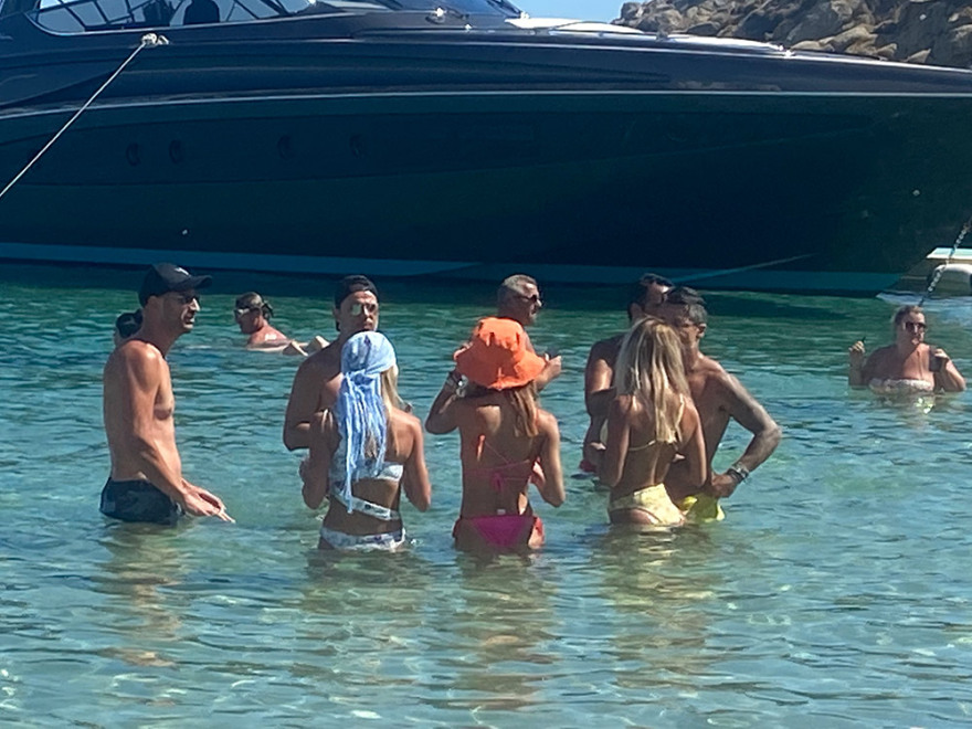 Μύκονος: Η Νικόλ Σέρζινγκερ, οι χοροί στη θάλασσα, οι νεαροί του Le Rosey και τα 70.000 ευρώ σε ποτά