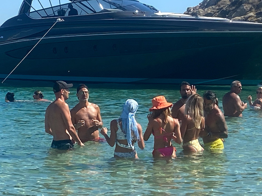 Μύκονος: Η Νικόλ Σέρζινγκερ, οι χοροί στη θάλασσα, οι νεαροί του Le Rosey και τα 70.000 ευρώ σε ποτά