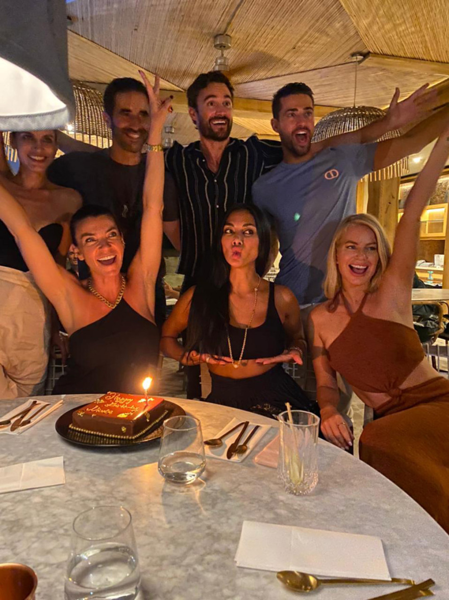 Μύκονος: Η Νικόλ Σέρζινγκερ, οι χοροί στη θάλασσα, οι νεαροί του Le Rosey και τα 70.000 ευρώ σε ποτά