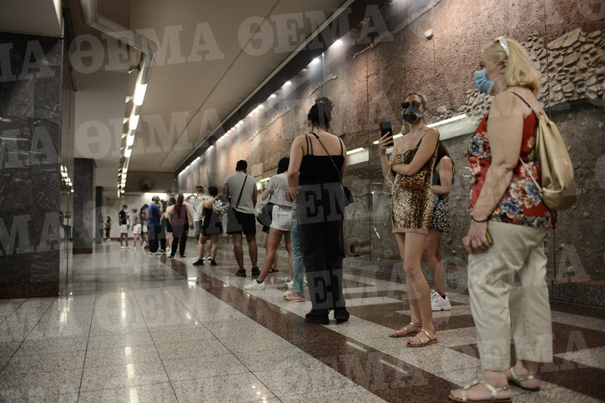 Μετακινήσεις: Τεράστιες ουρές στο Σύνταγμα για ένα δωρεάν rapid test από τον ΕΟΔΥ