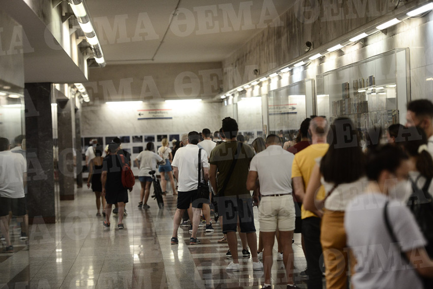 Μετακινήσεις: Τεράστιες ουρές στο Σύνταγμα για ένα δωρεάν rapid test από τον ΕΟΔΥ