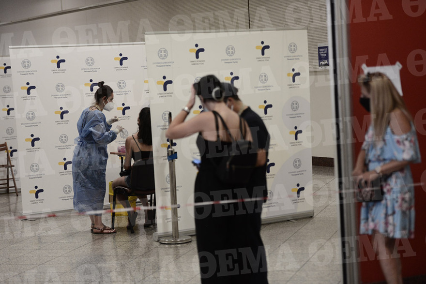 Μετακινήσεις: Τεράστιες ουρές στο Σύνταγμα για ένα δωρεάν rapid test από τον ΕΟΔΥ