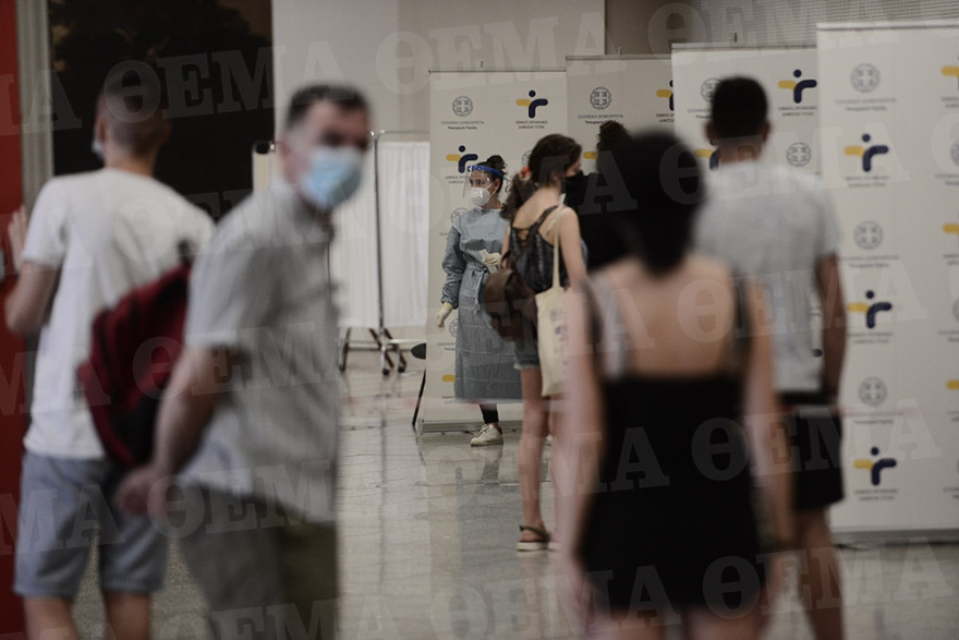 Μετακινήσεις: Τεράστιες ουρές στο Σύνταγμα για ένα δωρεάν rapid test από τον ΕΟΔΥ