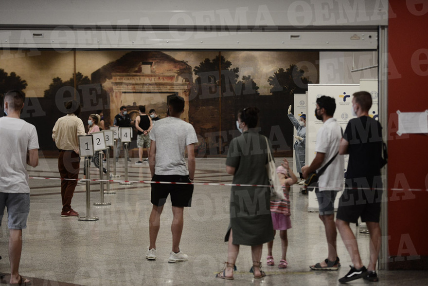 Μετακινήσεις: Τεράστιες ουρές στο Σύνταγμα για ένα δωρεάν rapid test από τον ΕΟΔΥ