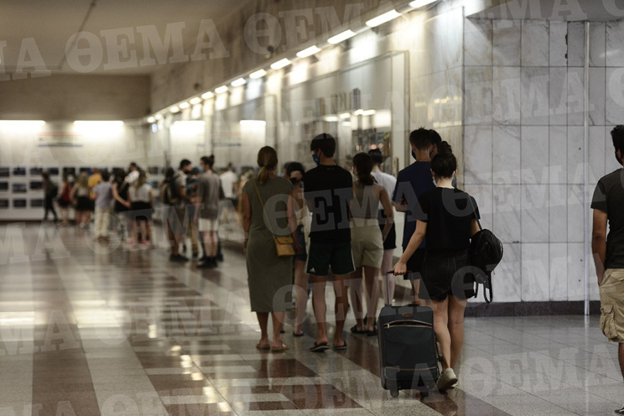 Μετακινήσεις: Τεράστιες ουρές στο Σύνταγμα για ένα δωρεάν rapid test από τον ΕΟΔΥ