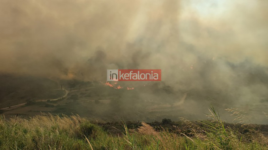 Φωτιά στην Κεφαλονιά: Καλύτερη η εικόνα - Παραμένουν ισχυρές δυνάμεις της Πυροσβεστικής