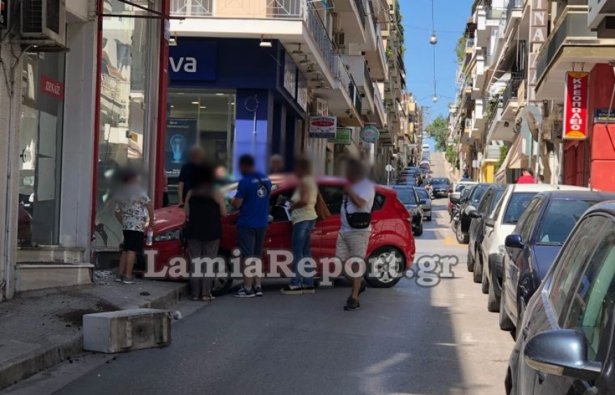 Λαμία: Αυτοκίνητο «καρφώθηκε» σε βιτρίνα καταστήματος - Δείτε φωτογραφίες
