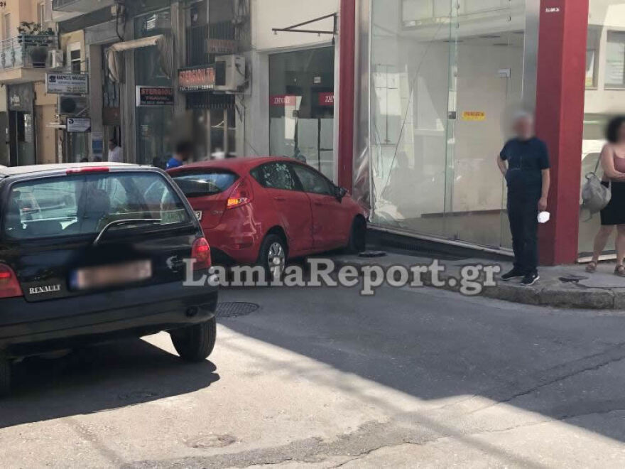 Λαμία: Αυτοκίνητο «καρφώθηκε» σε βιτρίνα καταστήματος - Δείτε φωτογραφίες