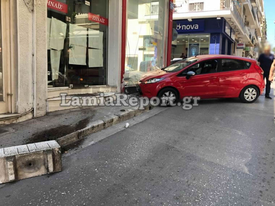 Λαμία: Αυτοκίνητο «καρφώθηκε» σε βιτρίνα καταστήματος - Δείτε φωτογραφίες