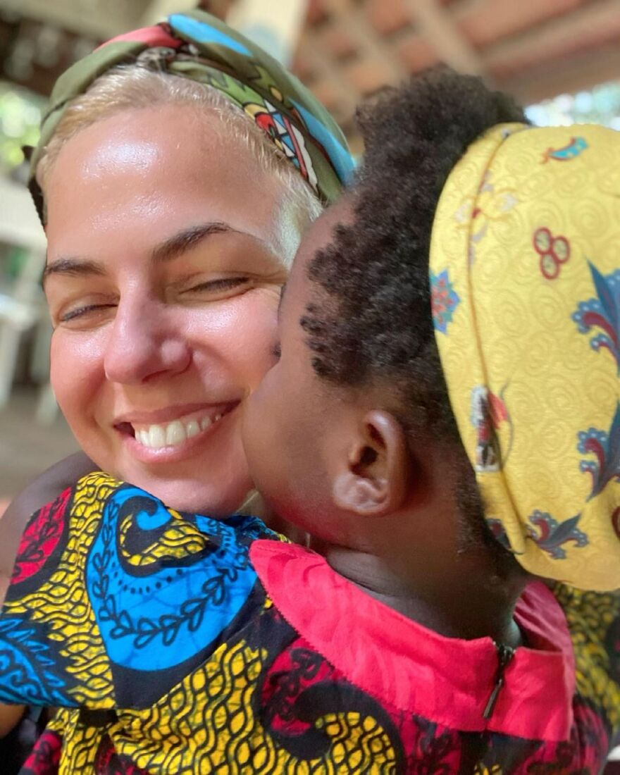 Χριστινά Κοντοβά: Δεν χορταίνει αγκαλιές με το κοριτσάκι που θα υιοθετήσει