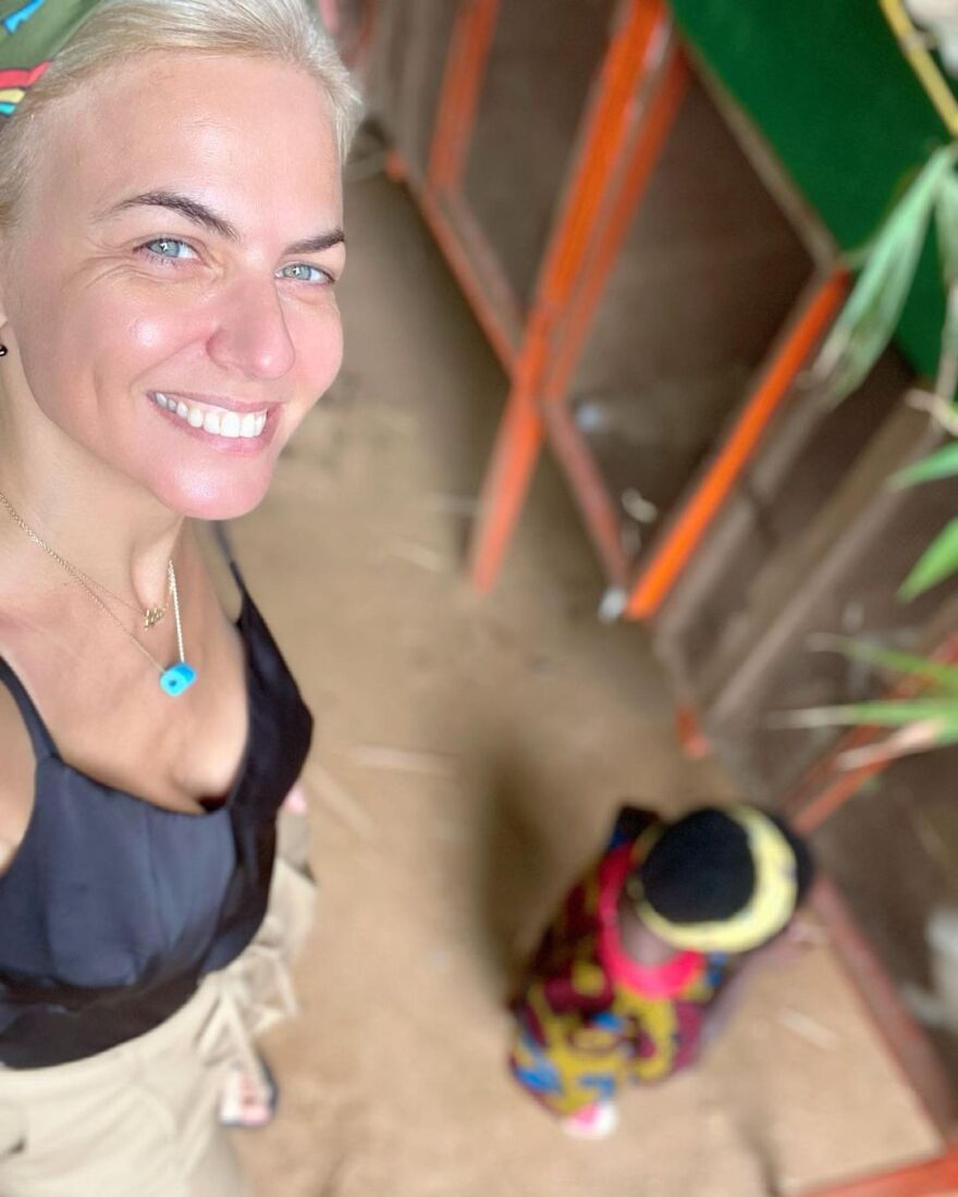 Χριστινά Κοντοβά: Δεν χορταίνει αγκαλιές με το κοριτσάκι που θα υιοθετήσει